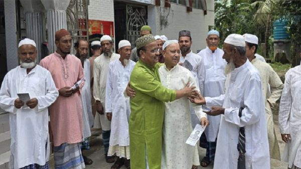 কুমিল্লা-৫ আসনে স্বতন্ত্র প্রার্থী ব্যারিস্টার সোহরাব খান চৌধুরীর গণসংযোগ